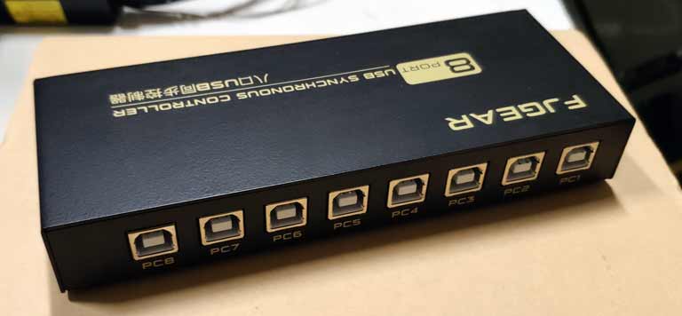FJGEAR FJ-US108の接続ポート側 8個のUSB Bポートが並ぶ