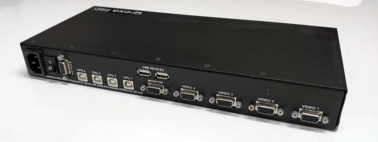UNIMUX-USBV-4Oの接続ポート側。2つのUSB Aポート、4つのUSB Bポート、4つのアナログRGB出力ポートがある