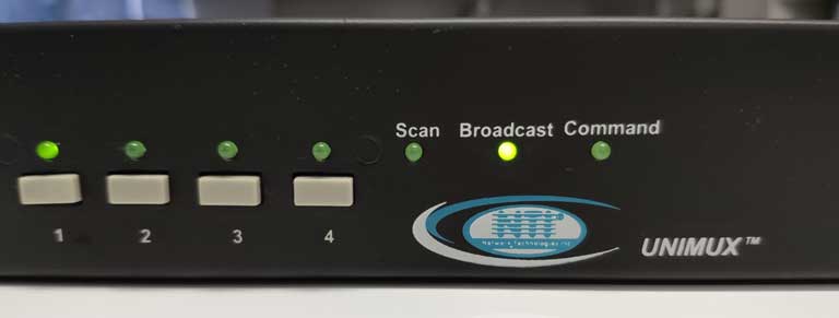 BroadcastモードにしたUNIMUX-USBV-4O。BroadcastのLED表示が緑色に点灯します